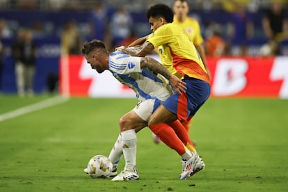 Alexis Mac Allister de Argentina choca con Luis Díaz de Colombia en un choque que se mantuvo toda la noche. 
