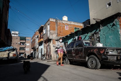 Una mujer camina en la villa 1-11-14, en Buenos Aires, el 18 de mayo.