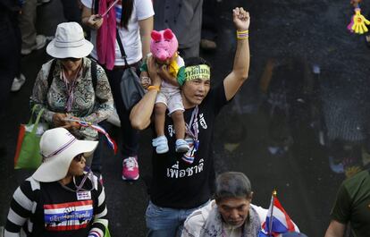 Manifestantes protestan por las calles de Bangkok (Tailandia). Miles de seguidores del movimiento antigubernamental tailandés se movilizan para bloquear Bangkok, en una nueva oleada de protestas que persigue forzar la dimisión del Gobierno interino y la suspensión de las elecciones del 2 de febrero.