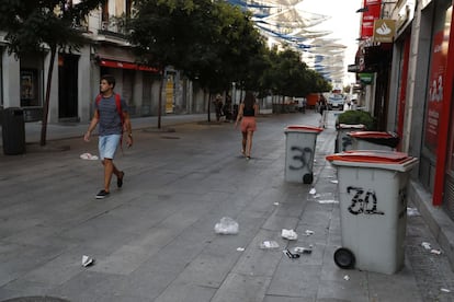 Este proyecto se desprende del plan económico y financiero (PEF), que el Ayuntamiento aprobó el 14 de julio y que se debatirá en el pleno en septiembre. En la imagen, turistas paseando al amanecer por la calle Preciados en Madrid.