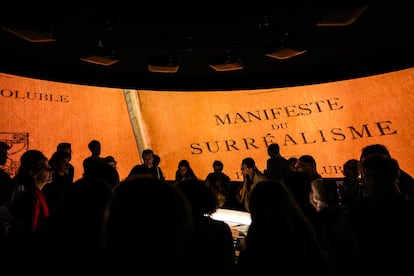 Visitantes en la exposición 'Surrealismo', en el Centro Pompidou de París. 