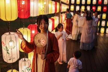 Una mujer con el vestido tradicional chino posa durante la celebración del festival del Bote del Dragón, en Pekín, China.