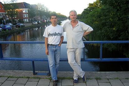 La pareja Ronald y Cristian, en un puente de Amsterdam.