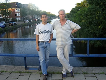 La pareja Ronald y Cristian, en un puente de Amsterdam.