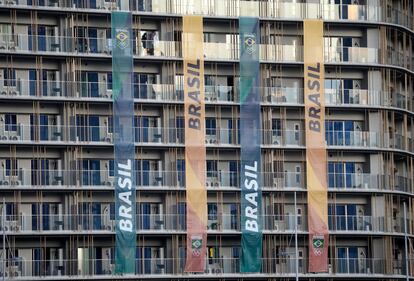 A Vila Oímpica, em Tóquio, decorada com bandeiras da delegação brasileira de atletas olímpicos, nesta segunda-feira.