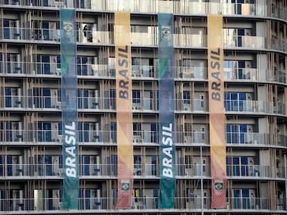 A Vila Oímpica, em Tóquio, decorada com bandeiras da delegação brasileira de atletas olímpicos, nesta segunda-feira.
