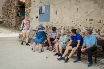 Varios vecinos de Sarnago (Soria, 7 habitantes) en las calles del pueblo, el pasado jueves.