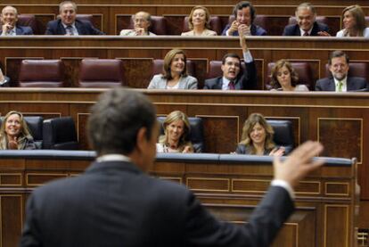 El presidente José Luis Rodríguez Zapatero (de espaldas), durante la sesión de control al Gobierno.