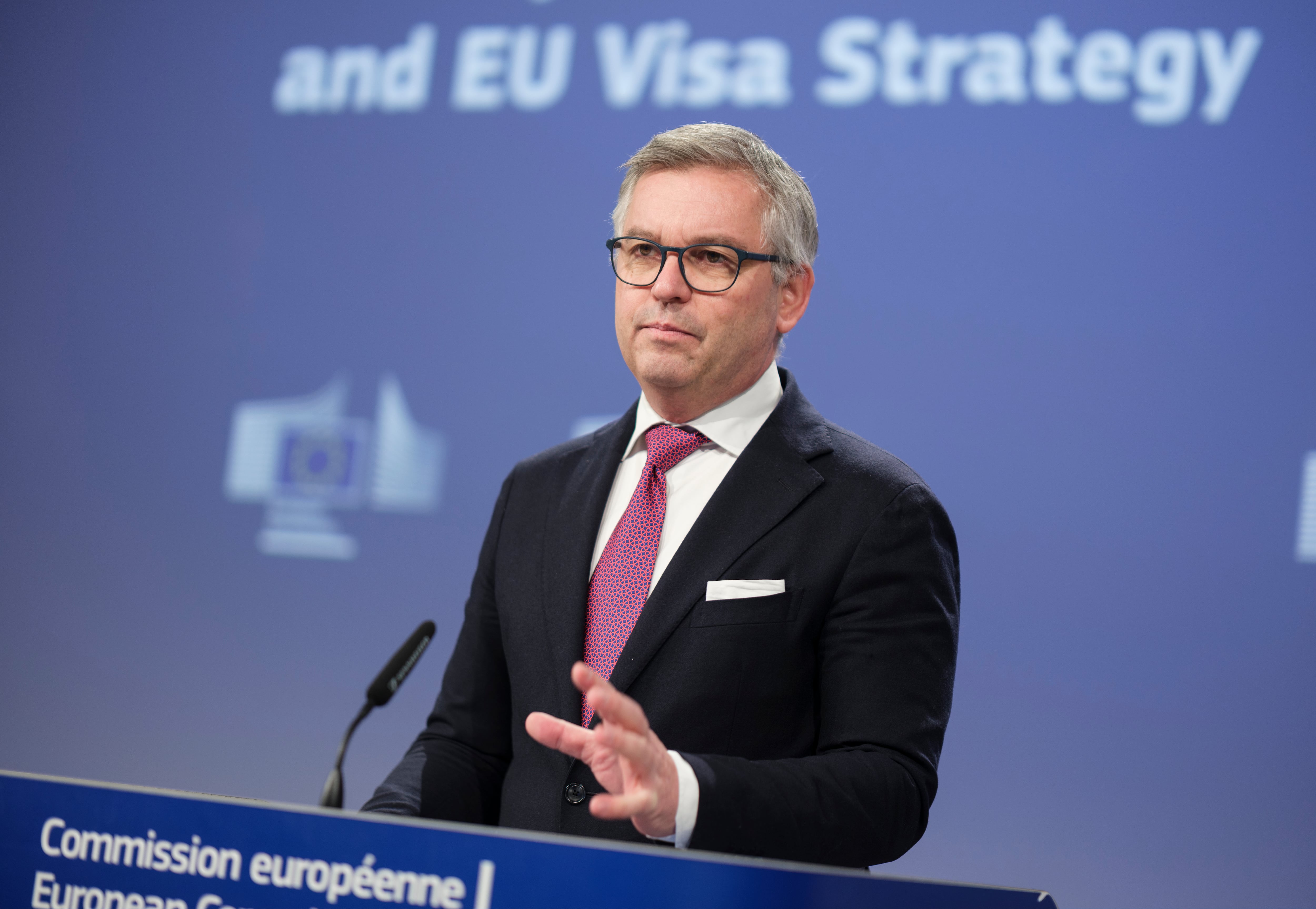 La Comisión Europea advierte a España que “un permiso de residencia no es un cheque en blanco”