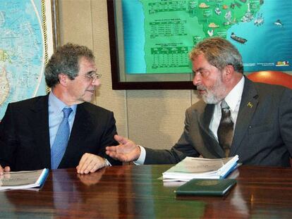 El presidente de Brasil, Lula da Silva, conversa con el presidente de Telefónica, César Alierta, en el Palacio de Planalto en Brasilia.