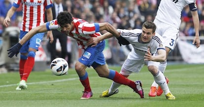 Diego Costa pugna con Nacho en el derbi.