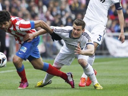 Diego Costa pugna con Nacho en el derbi.