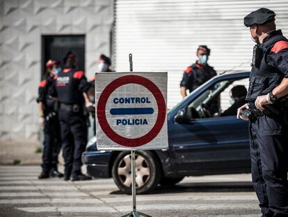 Control de los Mossos d'Esquadra en Girona para comprobar que los ciudadanos cumplen el confinamiento.