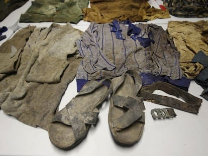 Ropa y zapatos exhumados de Ayacucho (Perú), expuestos para la identificación de los familiares de desaparecidos durante los años de mayor violencia en Perú.