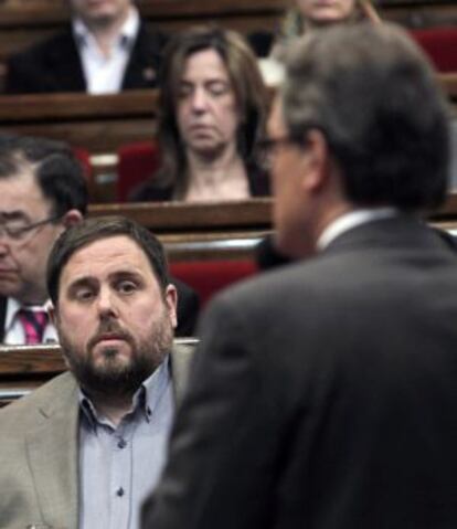 Junqueras observa a Mas, en la última sesión parlamentaria