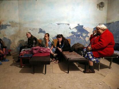 Habitantes de Donetsk se refugian de un bombardeo.