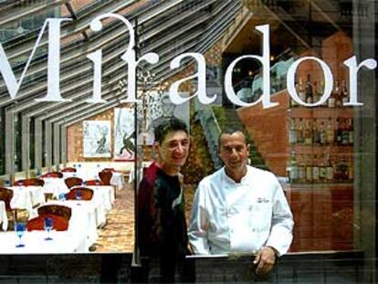 Guillem Vicente y Miki Calzado (derecha), en el restaurante.
