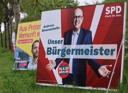 Un póster de campaña del socialdemócrata Andreas Bovenschulte, que este domingo ha ganado las elecciones en el Estado de Bremen, en Alemania.