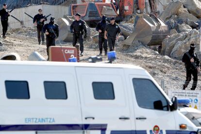 Dos presuntos atracadores y un <i>ertzaina</i> han resultado heridos esta madrugada en un robo frustrado en una empresa del barrio donostiarra de Martutene, durante el cual la policía vasca hizo varios disparos intimidatorios, uno de los cuales alcanzó a uno de los supuestos ladrones. En la imagen, agentes de la Ertzaintza, buscan por la inmediaciones a los dos atracadores que han logrado escapar