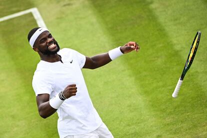 El estadounidense Frances Tiafoe celebra su victoria ante el kazajo Alexander Bublik, logrando el pase a los octavos de final de Wimbledon.