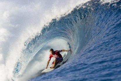 Andy Irons corta una ola en un campeonato de surf en Tahití.