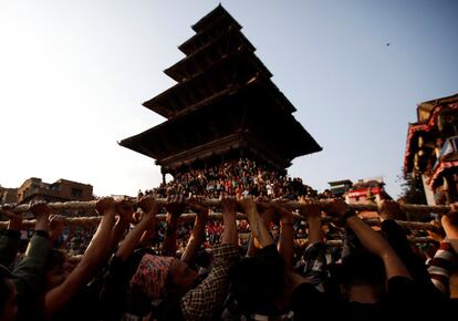 Devotos nepalíes tiran de la imagen del dios Bhairab durante el festival 'Biska, en Bhaktapur (Nepal).