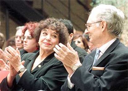 La actriz María Fernanda D´'Ocón y Andrés Amorós, director general del INAEM, ayer en el Teatro de Almagro.