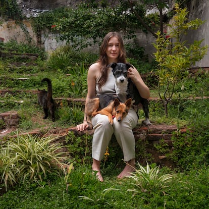 Nina Tomasetti, de 19 años, contrajo fiebre del dengue. "No me sentí como yo misma durante al menos un mes. Estaba constantemente fatigada y experimentaba sentimientos de depresión. Me llevó varios meses recuperar toda mi fuerza", compartió. "Todavía estoy indecisa sobre la vacunación".