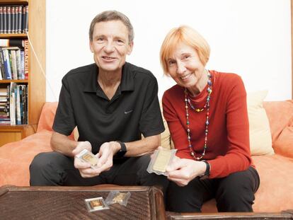 Una pareja alemana muestra sus lingotes de oro en su casa de Berlín.