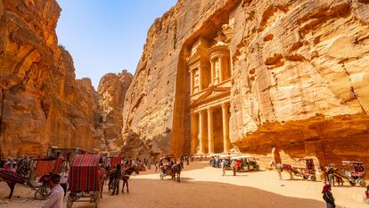 La fachada del Tesoro de Petra (Jordania).