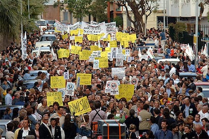 Cientos de vecinos de Marbella, convocadas por asociaciones vecinales y partidos políticos, se manifestaron por las calles de la ciudad para protestar contra la corrupción, delito en el que están inmersos los gestores del Ayuntamiento.