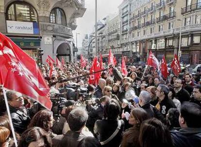 Concentración de los funcionarios de Justicia en Gran Vía, 18, frente a la sede de la consejería.