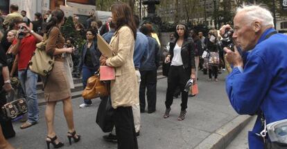 El fot&oacute;grafo Bill Cunningham a la salida de un desfile de la semana de moda de Nueva York.