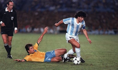 Maradona, ante Dunga en la Copa América de 1989.