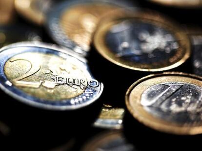 Detalle de varias monedas de euro.