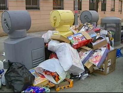 Las calles y contenedores de Sevilla, repletos de basura y embalajes de los juguetes