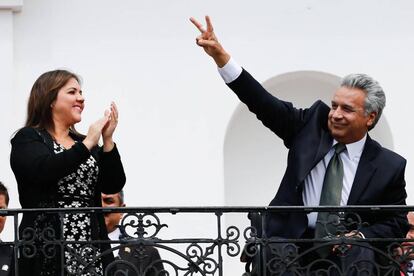 El presidente ecuatoriano, Len&iacute;n Moreno, celebra el resultado con su vicepresidenta, Mar&iacute;a Alejandra Vicu&ntilde;a, ayer en Quito. 