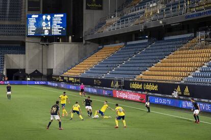 El Cádiz jugando en su estadio contra Osasuna, el 12 de septiembre.