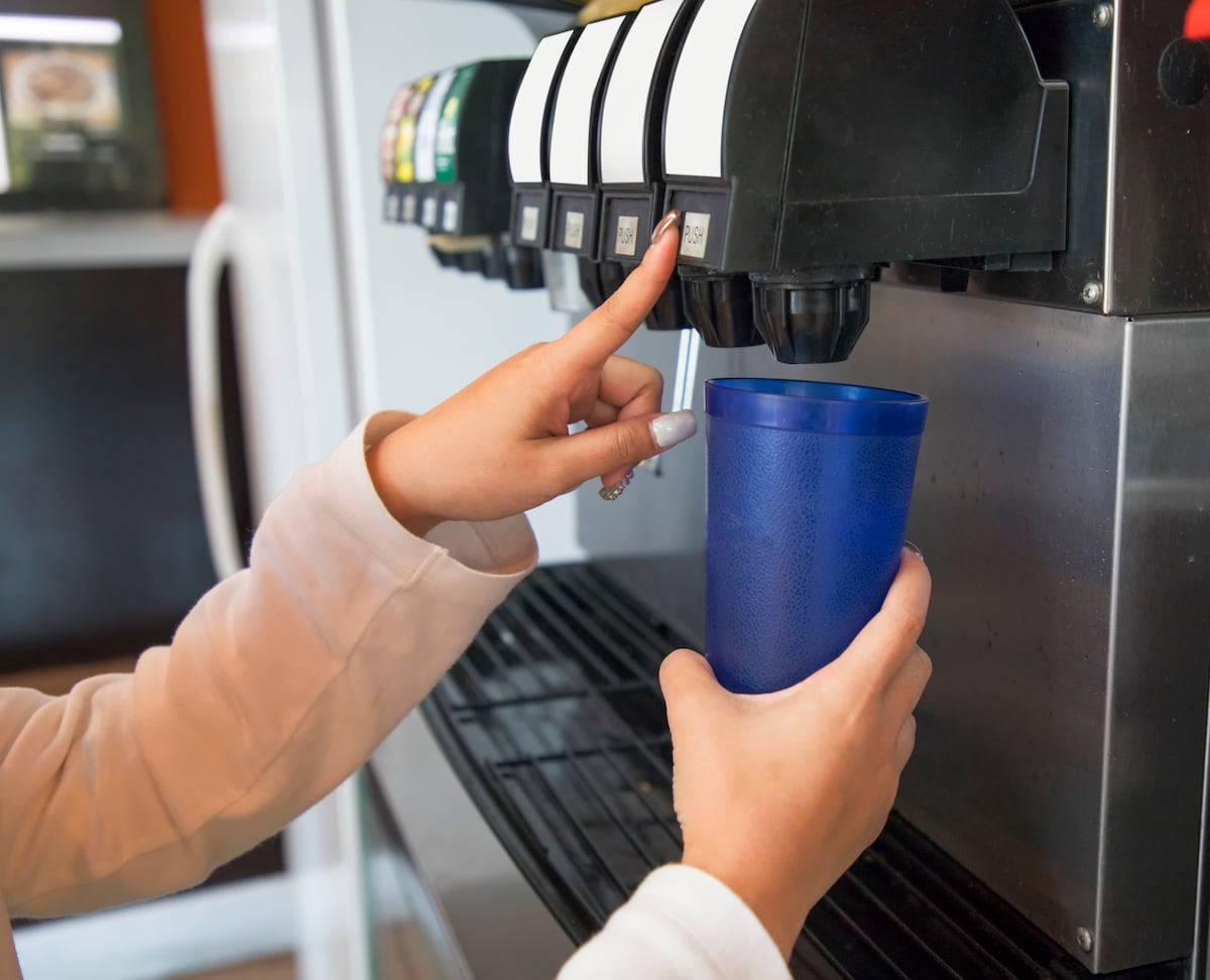 Guerra contra la obesidad infantil: el Reino Unido prohíbe el relleno gratis de bebidas azucaradas en restaurantes