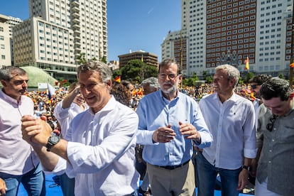 En el centro, Alberto Núñez Feijóo y Mariano Rajoy durante la manifestación del pasado 8 de junio en Madrid.