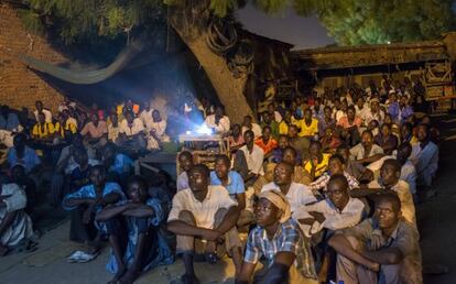 Espectadores del cine de barrio Perseverance, uno de los varios cineclubs en la capital de Chad.