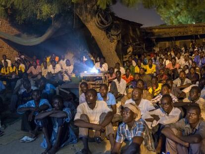 Espectadores del cine de barrio Perseverance, uno de los varios cineclubs en la capital de Chad.