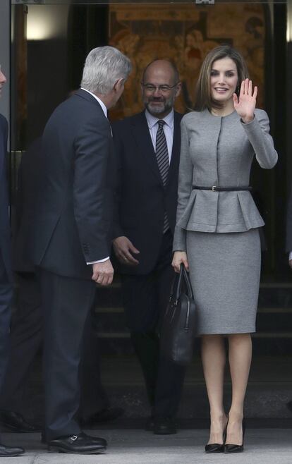 La Reina, acompañada por el ministro de Asuntos Exteriores y de Cooperación, Alfonso Dastis a su llegada a la sede de la AECID para presidir una reunión de trabajo el pasado 7 de marzo.