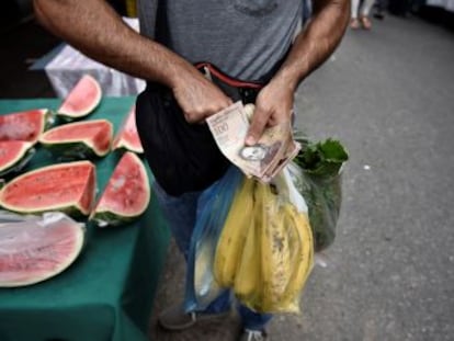 El 48% de las familias son pobres. La carne y la fruta se han convertido en productos de lujo y los negocios se ven obligados a cerrar