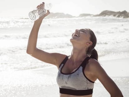 Seis sinais de que seu corpo pede mais água (mesmo que você não tenha sede)