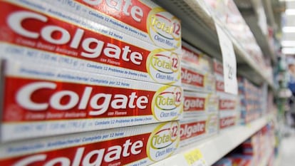 Expositores de Colgate Total en un supermercado.