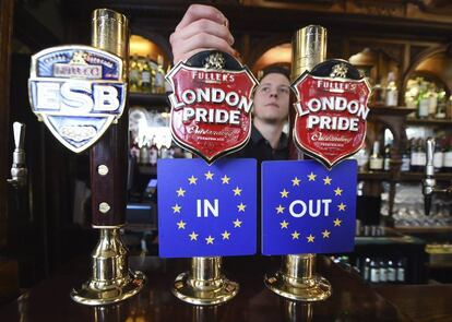 Vista de dos grifos de cerveza con las dos opciones, permanencia o salida, de Reino Unido de la Uni&oacute;n Europea en un pub de Westminster, Londres. 