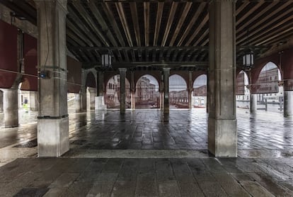 La lonja de pescado es el corazón del Mercado de Rialto. La galería neogótica que alberga el mercado fue construida en 1907 en perfecta armonía con los edificios circundantes. Al alba, los pesadores descargan la mercancía. Más tarde, los venecianos acuden a hacer compras en uno de los sitios que sobreviven al turismo de masas. A las dos de la tarde, todo el ajetreo acabó.