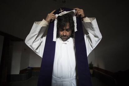 El padre Teo Nieto se prepara para una de las 624 misas que celebra cada año.