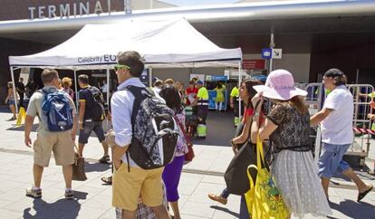 Turistas reci&eacute;n llegados a Barcelona. 